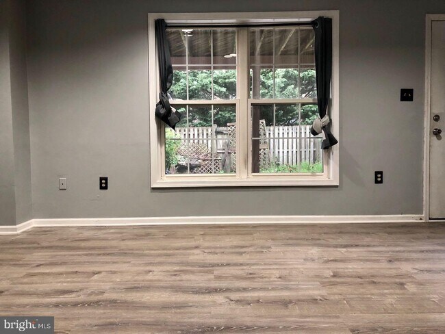 Foto del edificio - 424 Blossom Ln