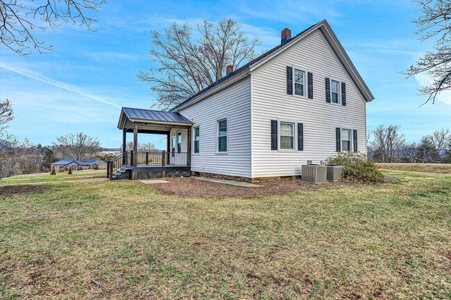 Foto del edificio - Charming 5-Bedroom Farmhouse