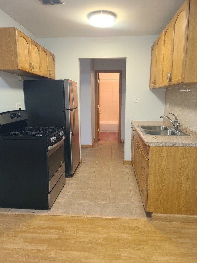 Foto del edificio - 8936 N Parkside Ave