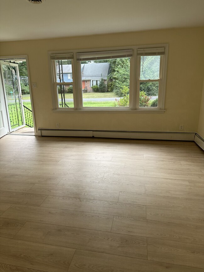 Sala de estar luminosa y espaciosa - 2317 Francine Rd