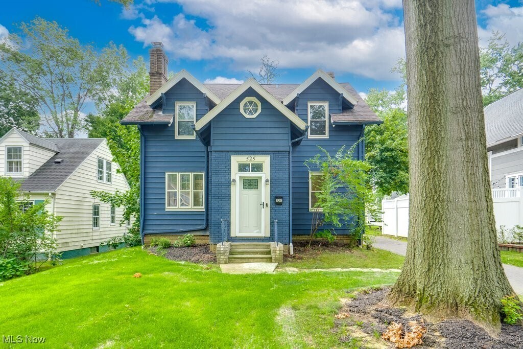Primary Photo - 525 Roslyn Ave