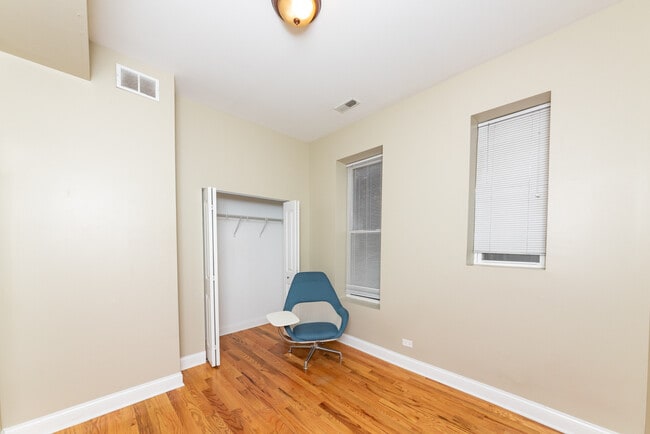 Building Photo - 3927 N Clarendon Ave