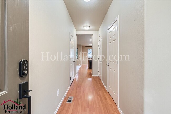 Foto del edificio - Spacious Townhome with A/C, Gas Fireplace & Water/Sewer Included!