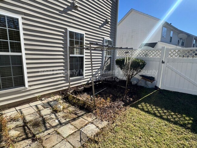 Foto del edificio - 338 Luke Meadow Ln