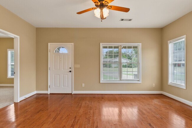 Foto del edificio - Charming 3 Bedroom 3 Bath Home Available in Fall 2025! Apply Today!