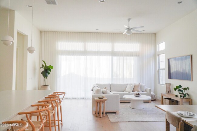 Foto del edificio - 38500 N School House Rd