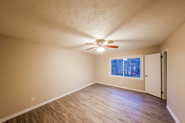 Building Photo - Adorable 4 Bedroom Home