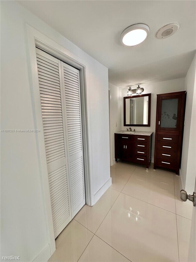 Foto del edificio - 2 br, 2 bath Condo - 500 Bayview Dr Apt 63...