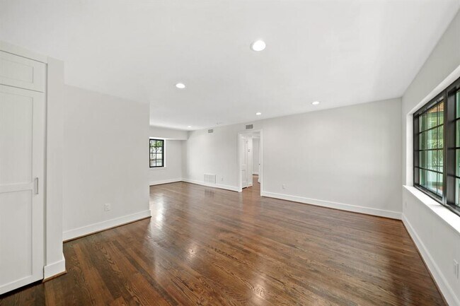 Foto del edificio - 520 Lovett Blvd