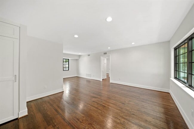 Building Photo - 520 Lovett Blvd