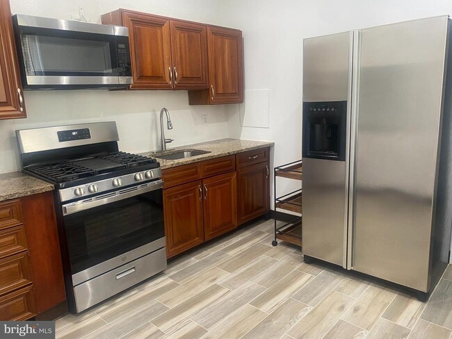 Photo - 415 Elm St House