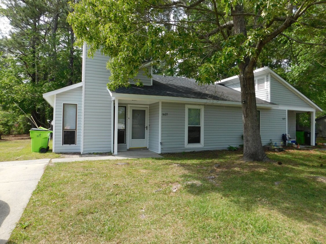 Primary Photo - 1621 RaceTrack Rd
