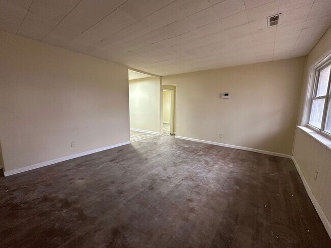 Building Photo - 13 W Adams Dr