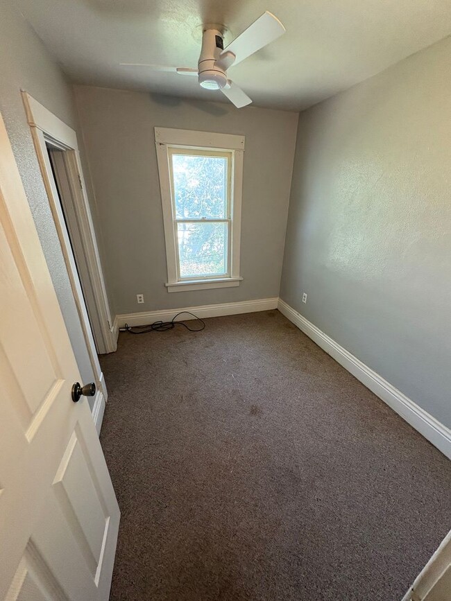 Building Photo - 2 bedroom 1 bathroom apartment
