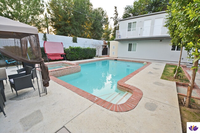 Building Photo - 5953 Hillview Park Ave