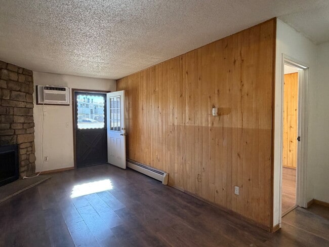 Foto del edificio - Ground Level 1 Bedroom/1 Bathroom Condo Located In Gated Oak Park Community! (Available Immediately)