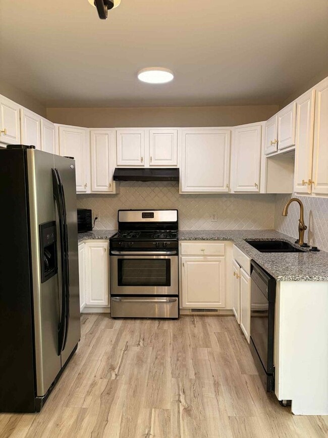 Building Photo - Beautiful updated 3 Bedroom 2 Bathroom Hom...