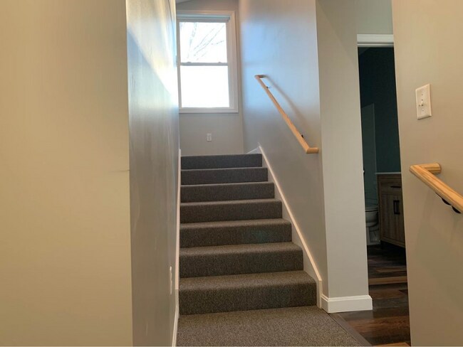 Building Photo - 8 College Ave