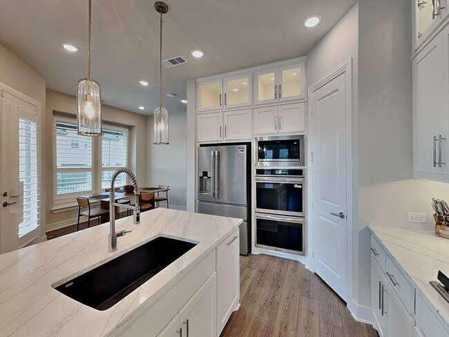 Foto del edificio - A Sophisticated Townhome in the Heart of Walsh