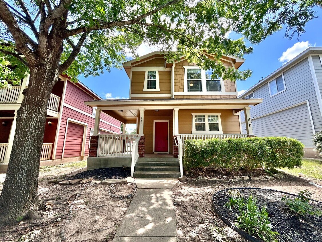 Foto principal - Charming 3BR/2BA Two-Level Home with Cover...