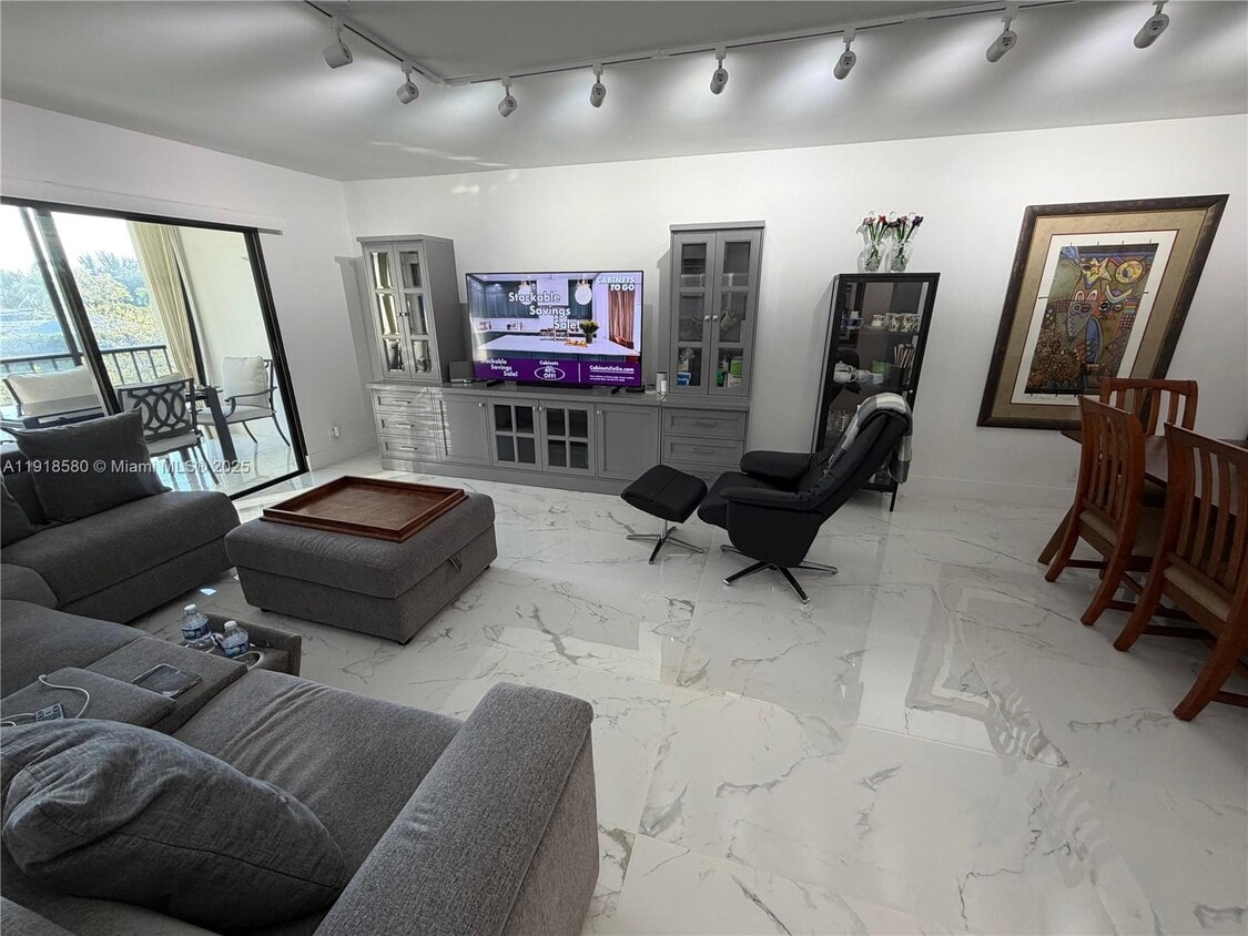 Foto principal - 7290 Kinghurst Dr