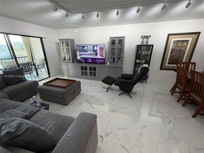 Building Photo - 7290 Kinghurst Dr