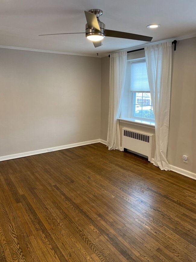 Building Photo - Gorgeous 3-Bedroom Townhouse in Ardmore! A...