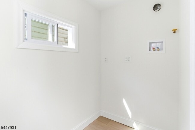 Building Photo - 475 Burnside St