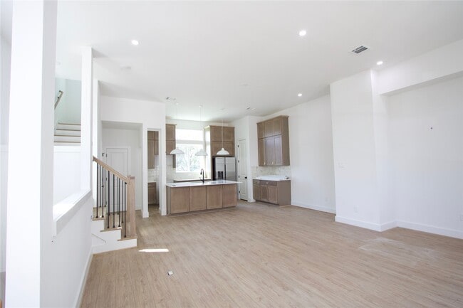 Building Photo - 2121 Hoskins Dr