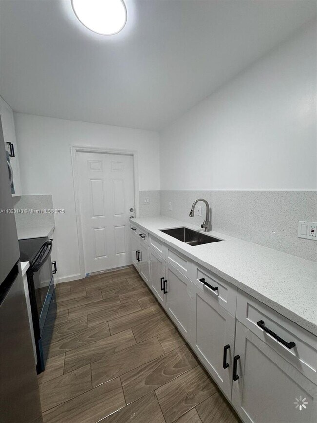 Building Photo - 617 NW 3rd Ave