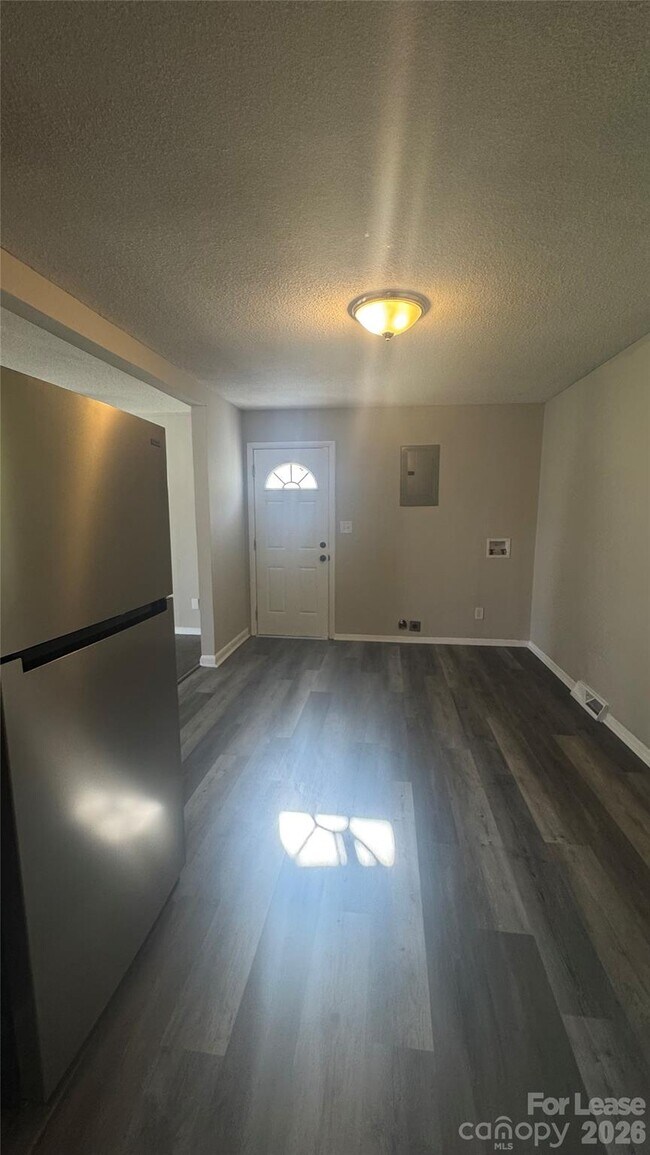 Foto del edificio - 2701 Abelwood Rd