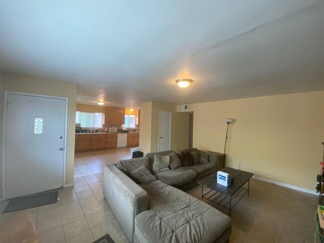 Foto del edificio - 2021 Sierra Rd