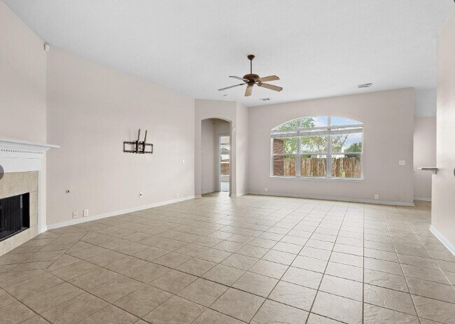 Foto del edificio - 8817 Sunforest Ln