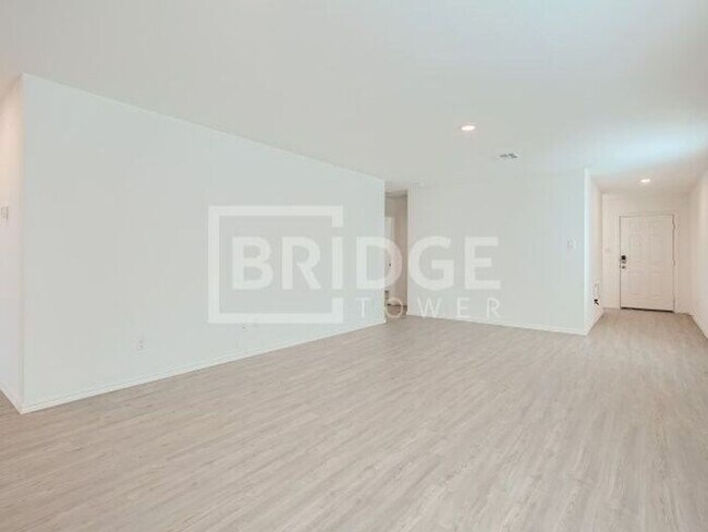 Building Photo - 2403 Lake Hls