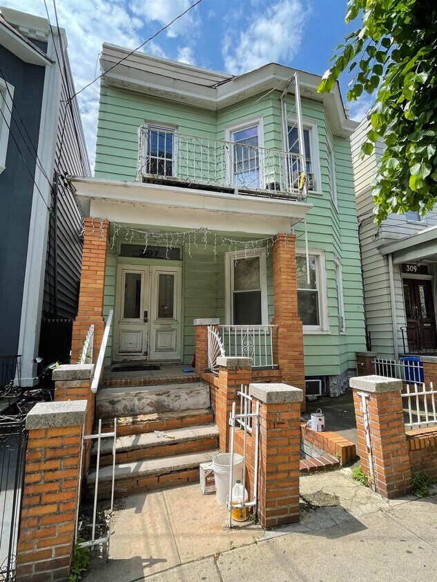 Primary Photo - 307 50th St