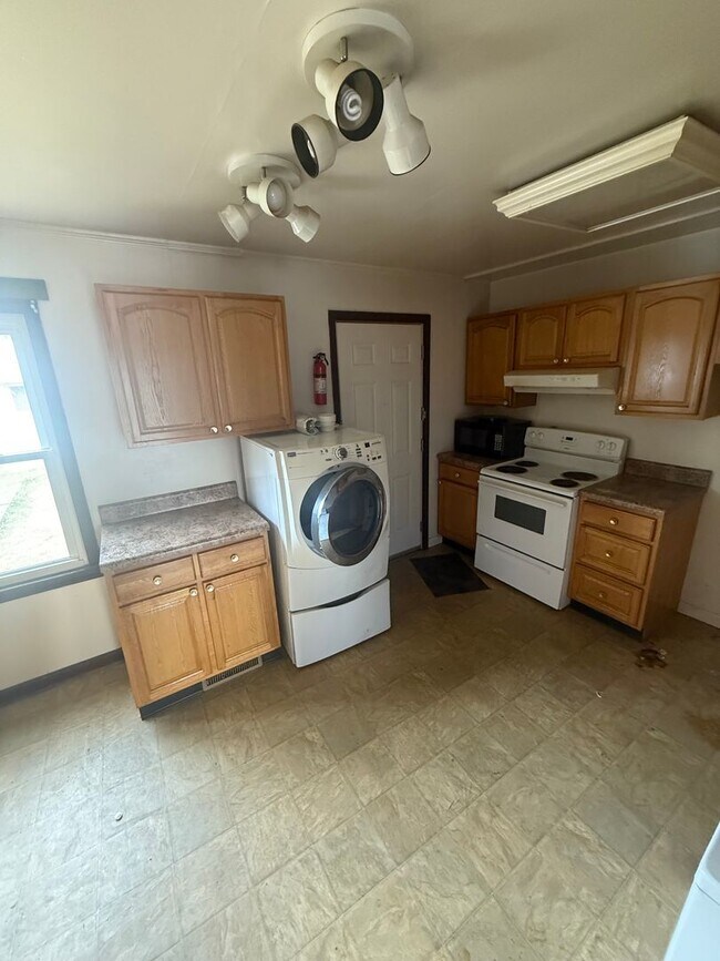 Building Photo - Knoxville 37915 - Cozy 2 bedroom, 1 bath home- Contact Lisa Vineyard and Shannon Russell (865) 21...