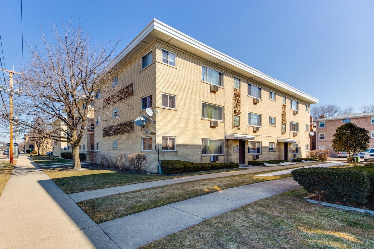 Foto principal - 5231 N East River Rd