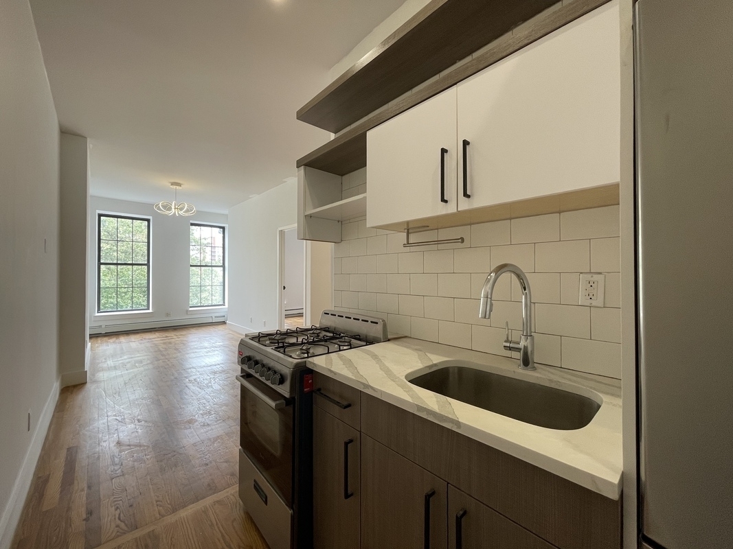 Primary Photo - 1084 Bedford Ave