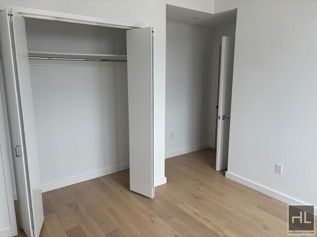 Foto del edificio - Northern Blvd | Flushing | 1 BR 1 BA, W/D & NO BROKER'S FEES