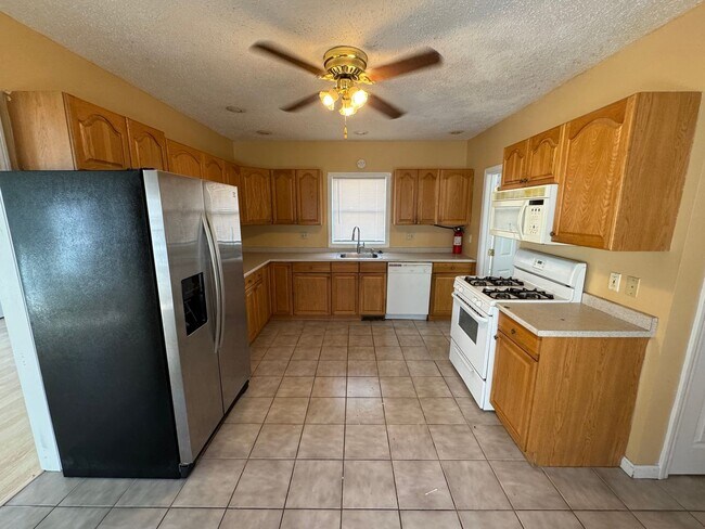 Building Photo - Spacious Pet OK 3-Bedroom Rental W/ Modern...