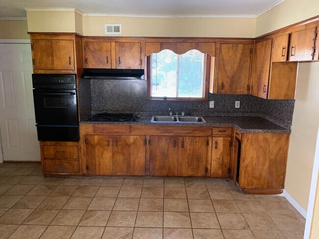 Building Photo - 3602 Valley View Dr