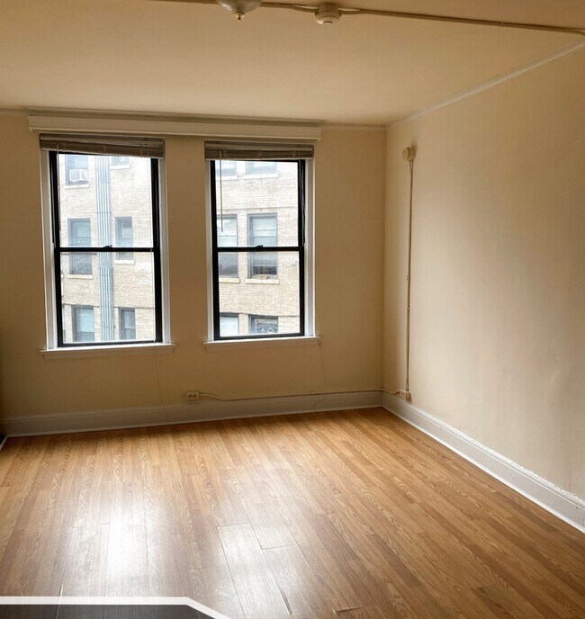 Foto del edificio - 3335 W Diversey Ave
