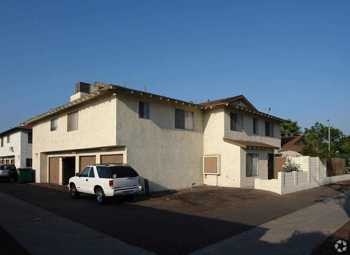 Building Photo - 551 Fashion Park St