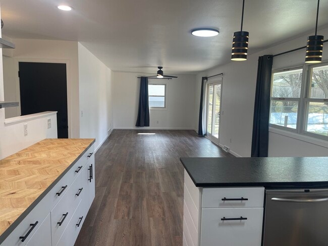 Foto del edificio - 2727 Florann Dr