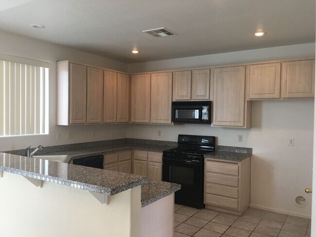Foto del edificio - Spacious 3Bed/3Bath Two Story Home Located...