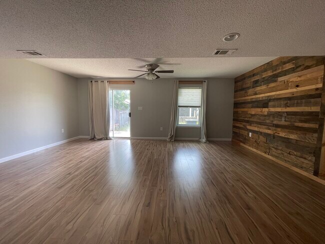 Foto del edificio - 1814 Whispering Oaks Ln