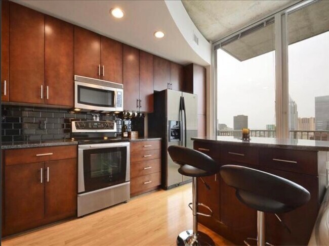 Building Photo - 360 Nueces St