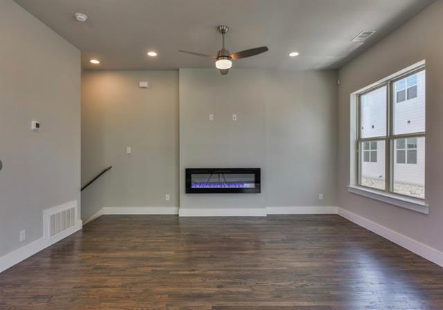 Building Photo - 724 N Plano Rd