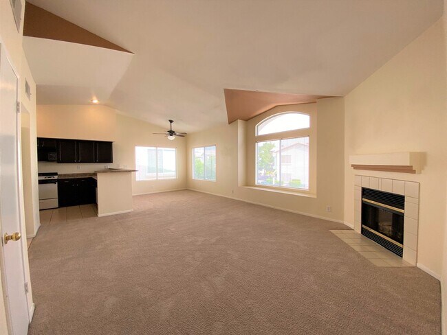 Building Photo - 2 BEDROOM 2 BATH IN NORTHWEST DOUBLE GATED GOLF COURSE COMMUNITY!
