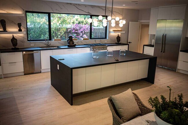 Foto del edificio - 1734 N Beverly Glen Blvd